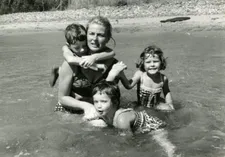 Roberto, Isabella and Ingrid Rossellini all over Mama